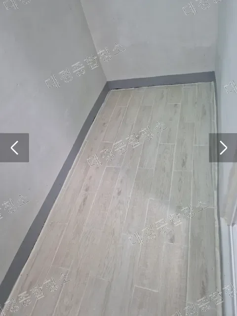 청소 완료된 다용도실 나무무늬 타일 바닥