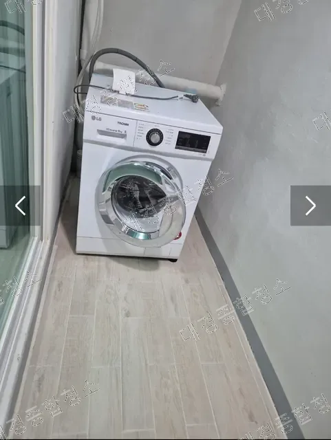 청소 후 깨끗해진 다용도실 세탁기와 바닥