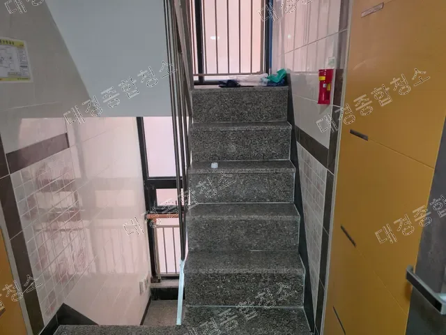 위에서 본 화강암 계단실과 노란 벽타일