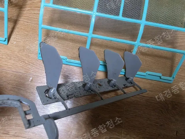 분해한 에어컨 회색 송풍 날개 부품과 필터