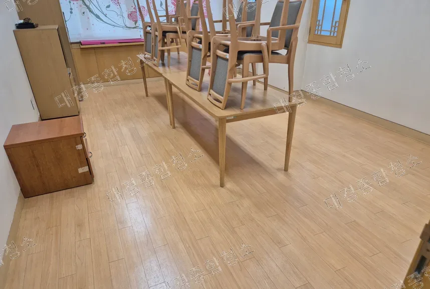 구로구 강당청소 비용 대형 공간 바닥청소 후 왁스코팅 시공
