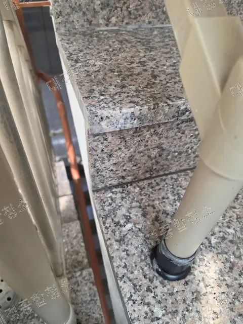 계단 모서리 난간 기둥과 검은 고무 마감캡