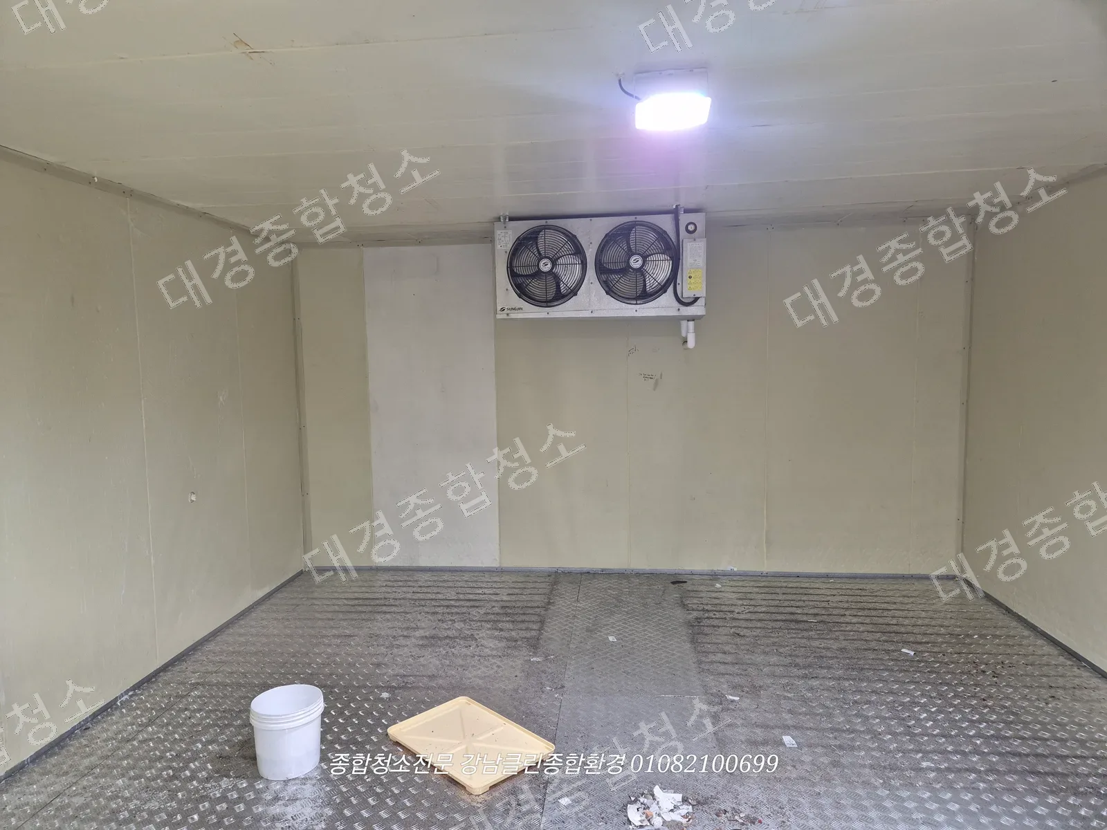 냉동창고 내부, 청소 전 상태