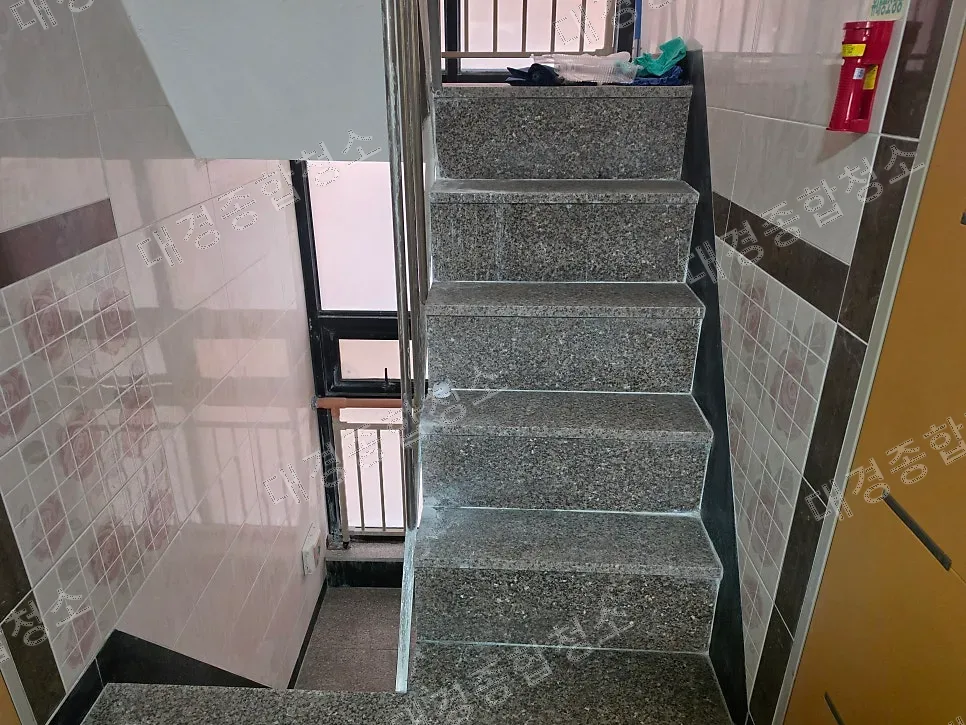 부평 빌라 계단청소 비용 건물 누수 후 생긴 석회 자국 제거 방법
