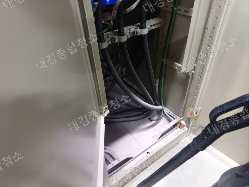 큐비클 수배전반 내부 분진과 소화기분말가루 제거 세척 청소 정전 작업