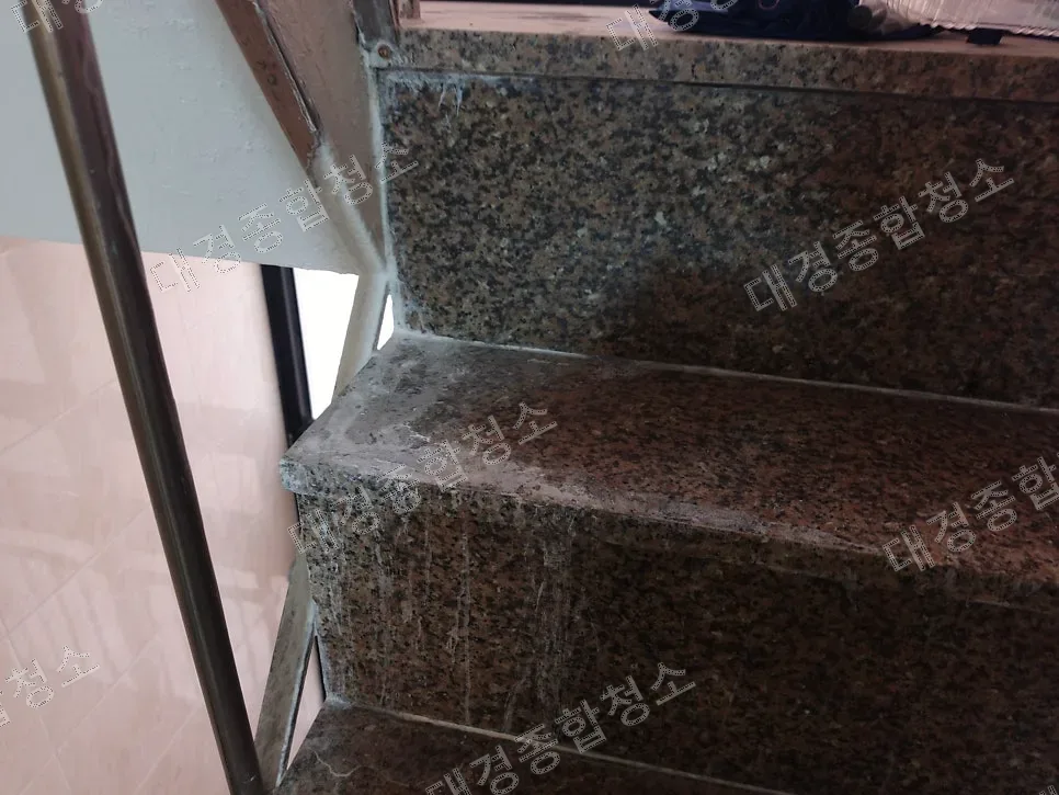 부평 빌라 계단청소 비용 건물 누수 후 생긴 석회 자국 제거 방법