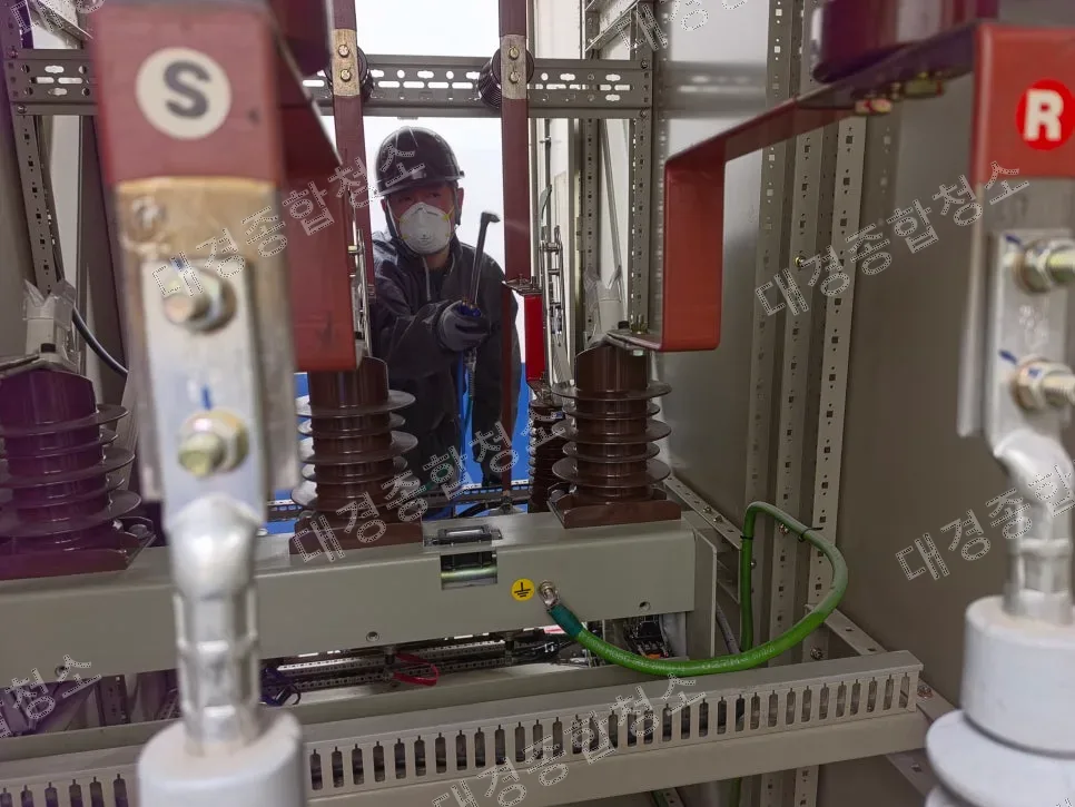 큐비클 수배전반 내부 분진과 소화기분말가루 제거 세척 청소 정전 작업
