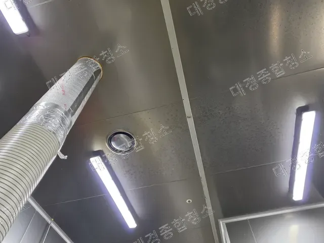 흰색 덕트관과 조명이 있는 천장 통풍구