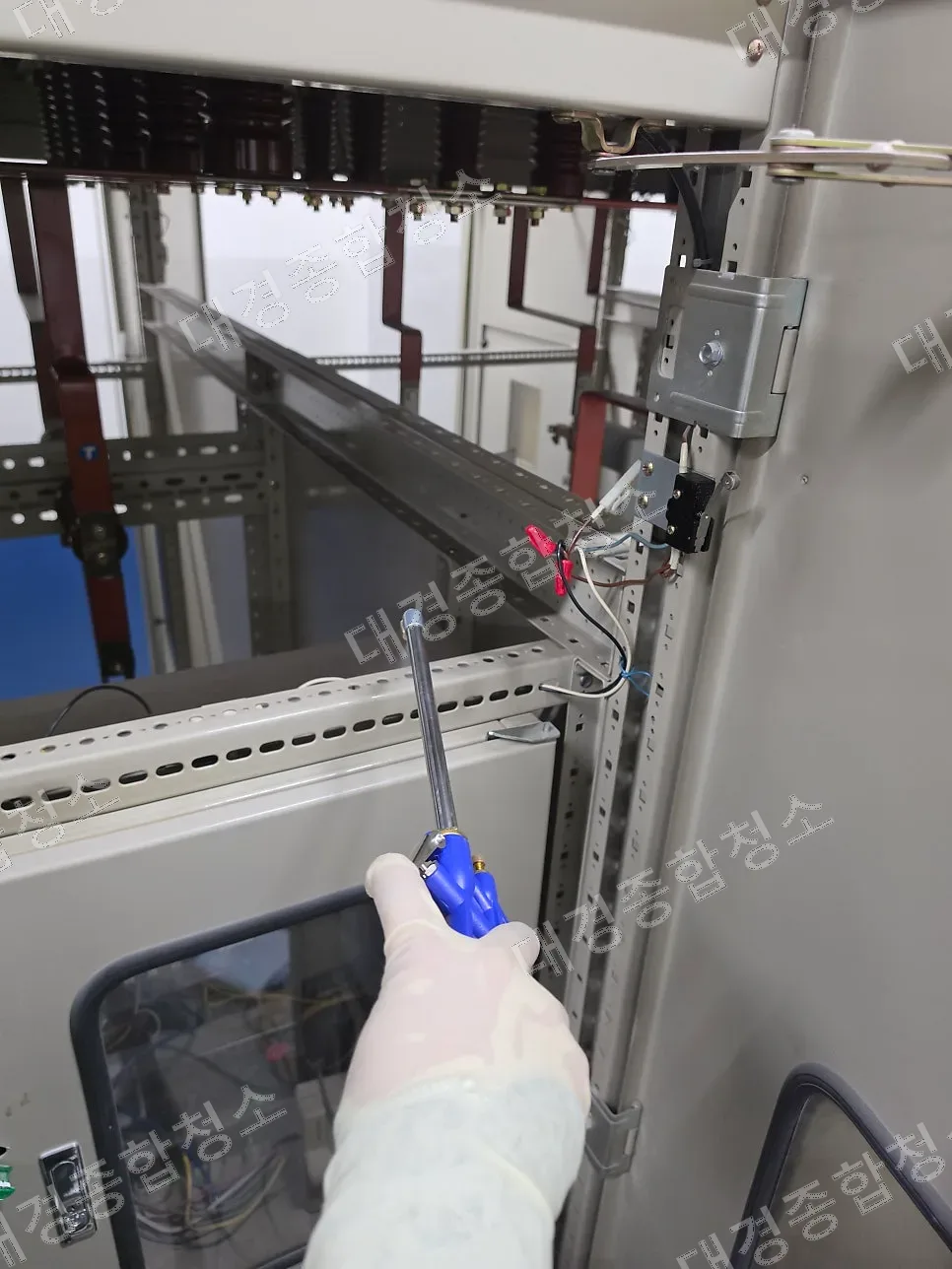 고압 큐비클 수배전반 청소 작업 디테일한 전기 설비 청소 후기