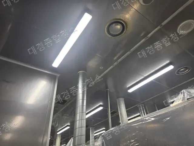 조명과 배관 기둥, 원형 통풍구가 있는 천장
