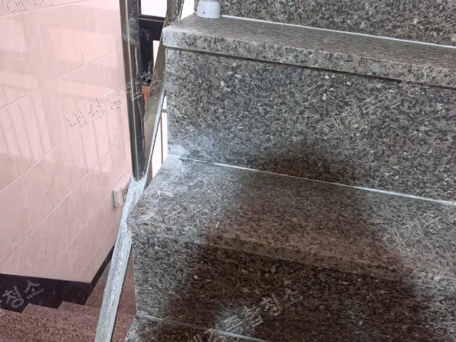 화강암 계단 디딤판에 번진 젖은 물 얼룩