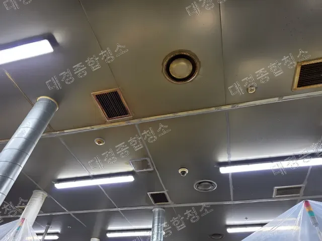 녹슨 환기구와 배기구가 있는 천장 오염 상태