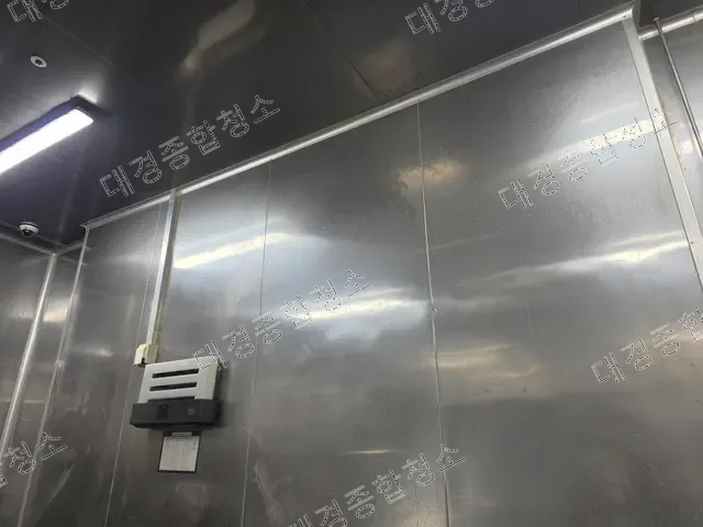 온도 기록계와 CCTV가 설치된 스테인리스 벽면