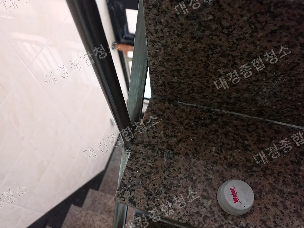 부평 빌라 계단청소 비용 건물 누수 후 생긴 석회 자국 제거 방법