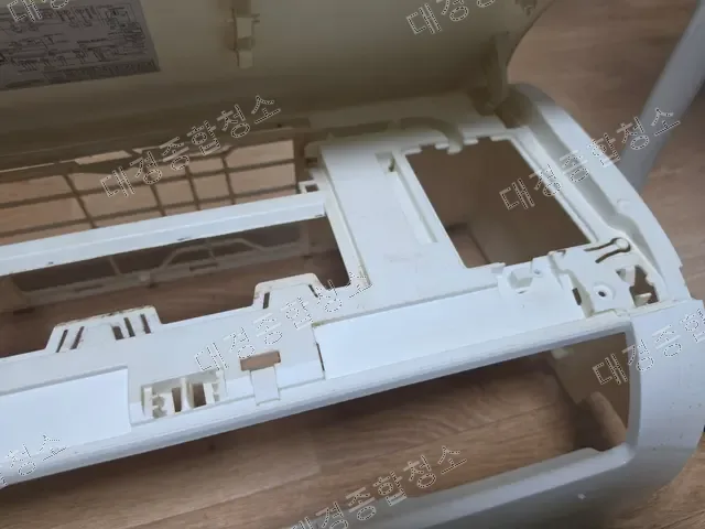 분해한 에어컨 흰색 전면 프레임 근접 촬영