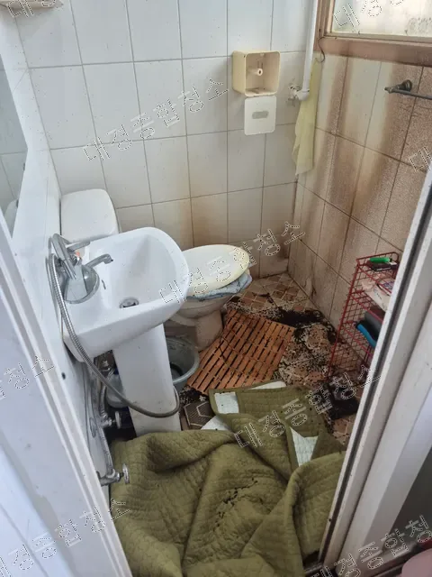 토사와 발판이 널브러진 오염된 화장실 바닥