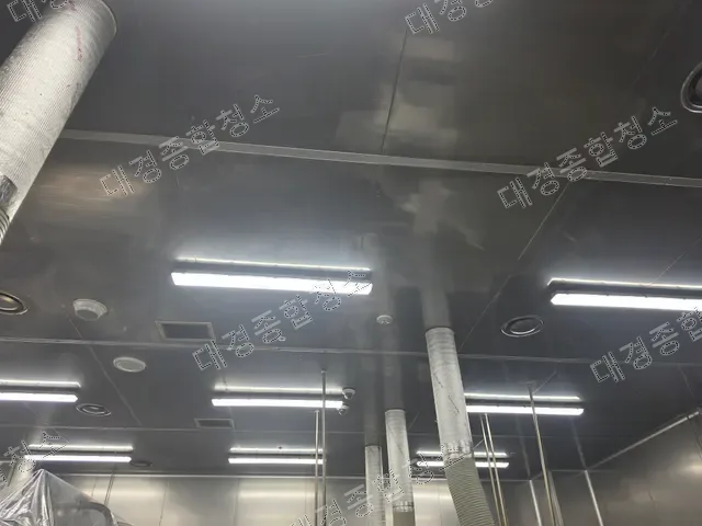 여러 덕트관과 조명이 지나는 스테인리스 천장