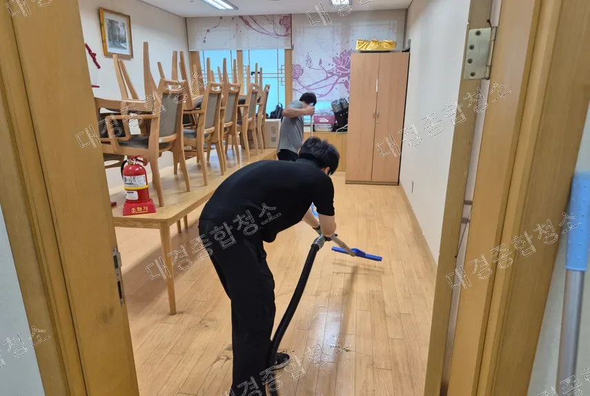 구로구 강당청소 비용 대형 공간 바닥청소 후 왁스코팅 시공