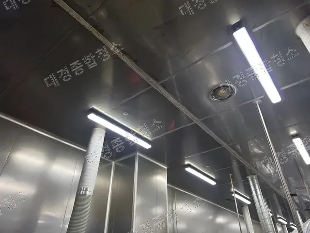 청소 전 얼룩이 남은 식품공장 스테인리스 천장