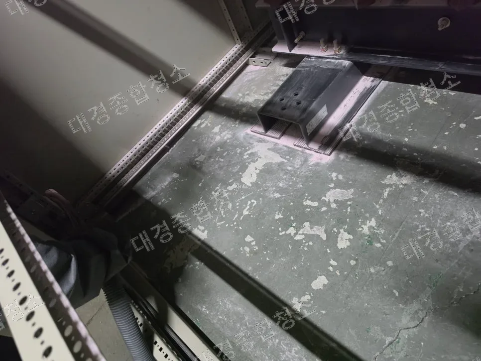 큐비클 수배전반 내부 분진과 소화기분말가루 제거 세척 청소 정전 작업