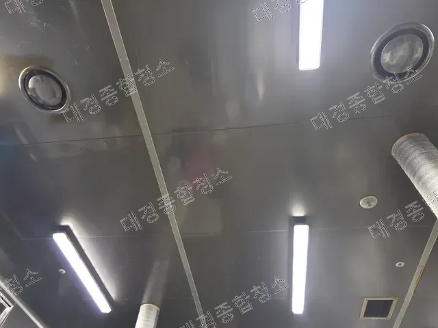 청소 후 광택이 도는 스테인리스 천장과 배기구