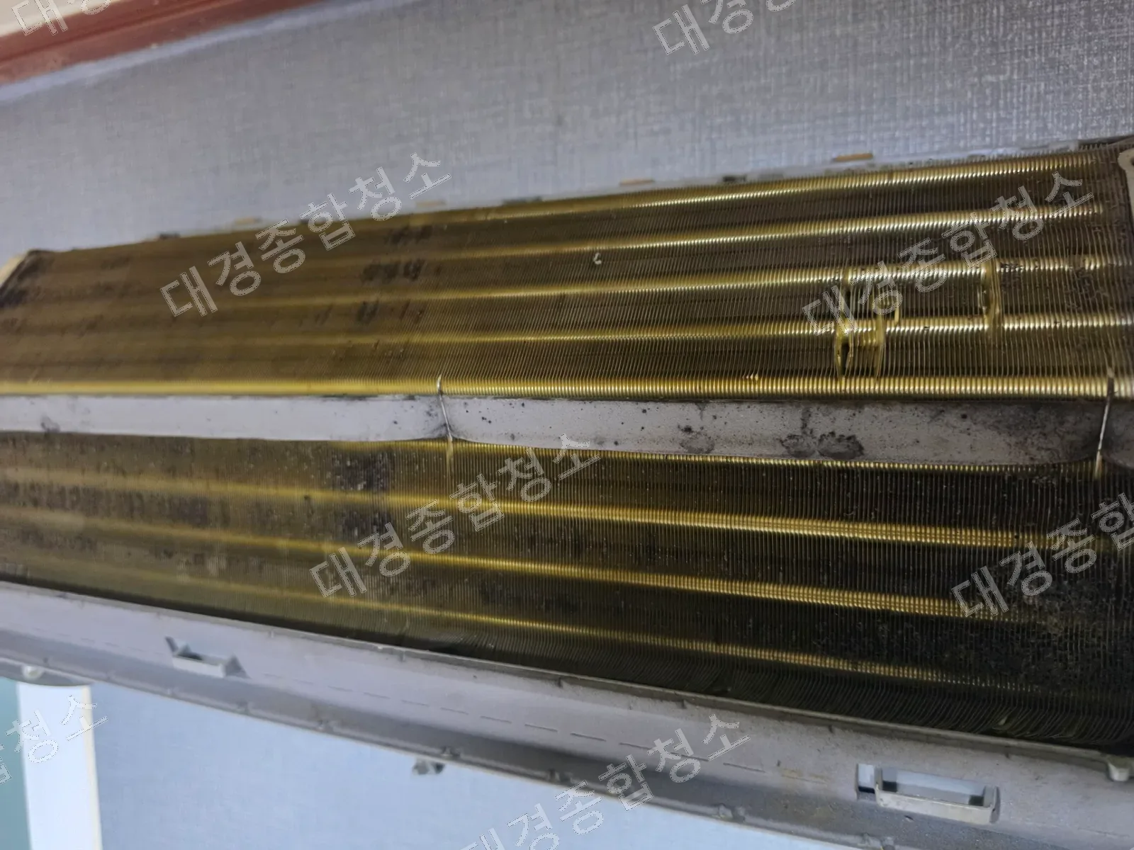 청소 전 검게 오염된 벽걸이 에어컨 열교환기 냉각핀