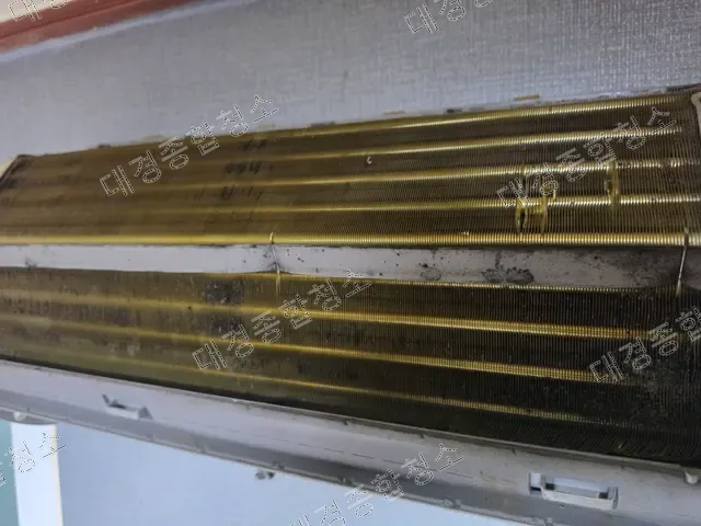 청소 전 검게 오염된 벽걸이 에어컨 열교환기 냉각핀