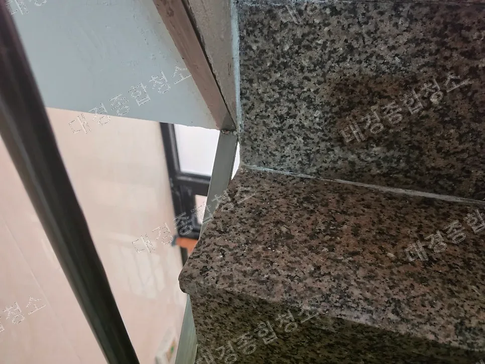부평 빌라 계단청소 비용 건물 누수 후 생긴 석회 자국 제거 방법